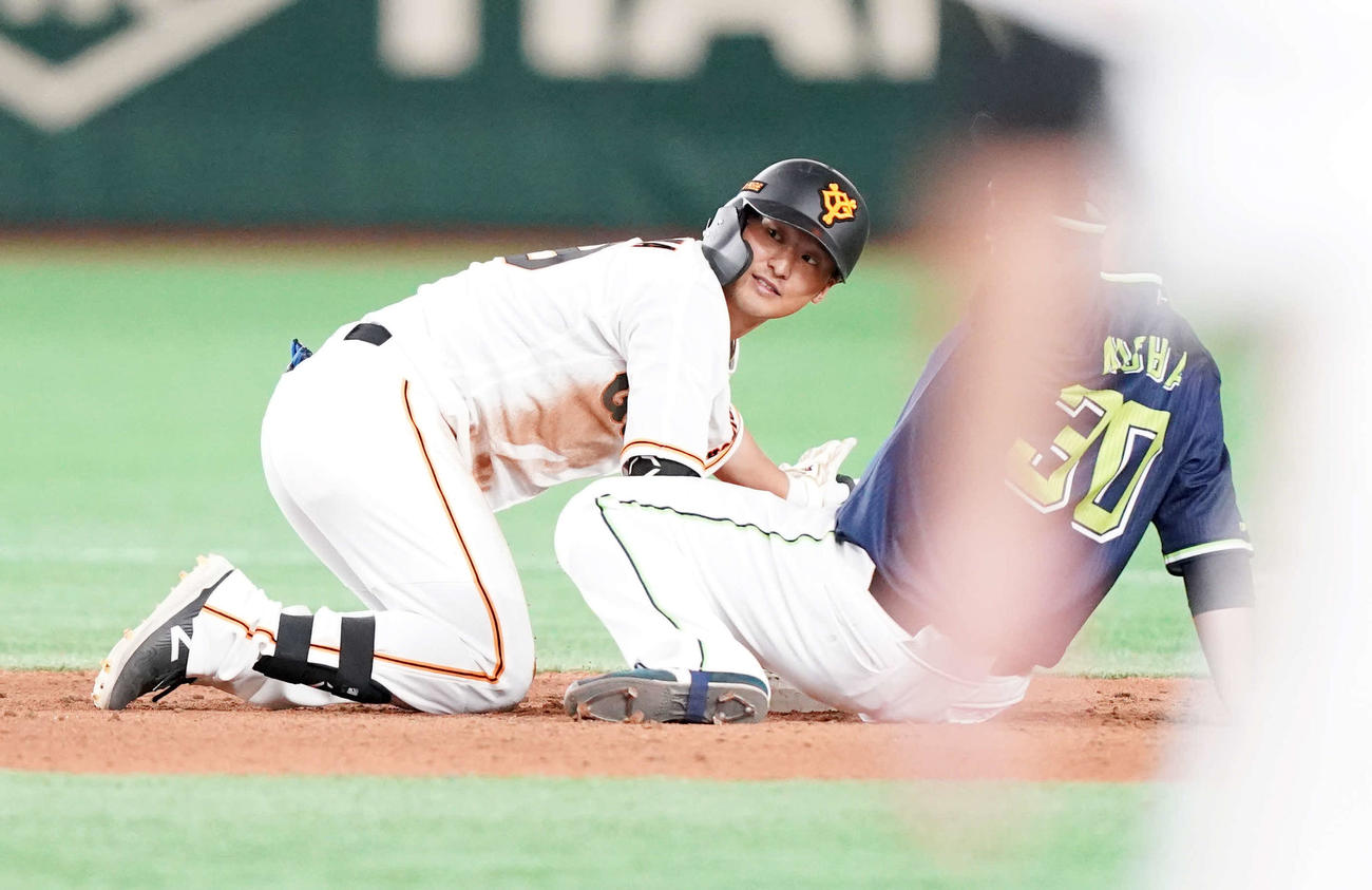 巨人対ヤクルト　5回裏巨人1死一塁、同点適時二塁打を放つも帰塁できずリクエスト判定でアウトとなる吉川（撮影・江口和貴）