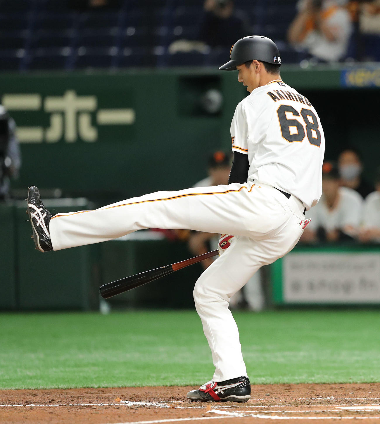 巨人対ヤクルト　3回裏巨人無死、三振に倒れる秋広（撮影・河田真司）