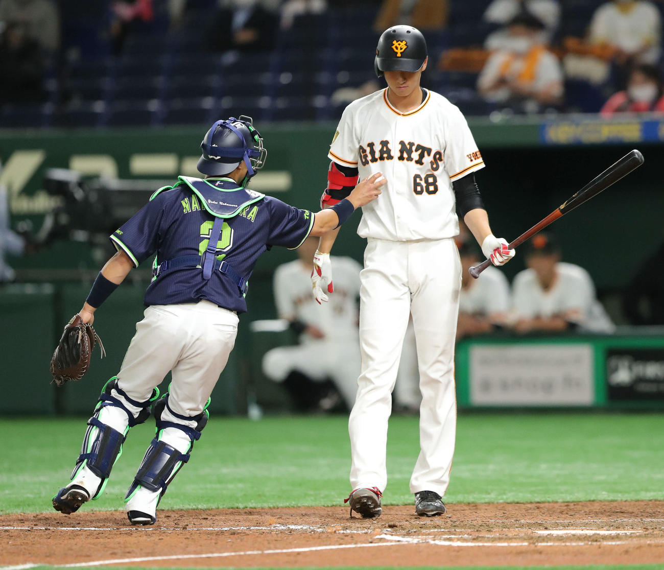 巨人対ヤクルト　5回裏巨人2死、三振に倒れる秋広。捕手中村（撮影・河田真司）