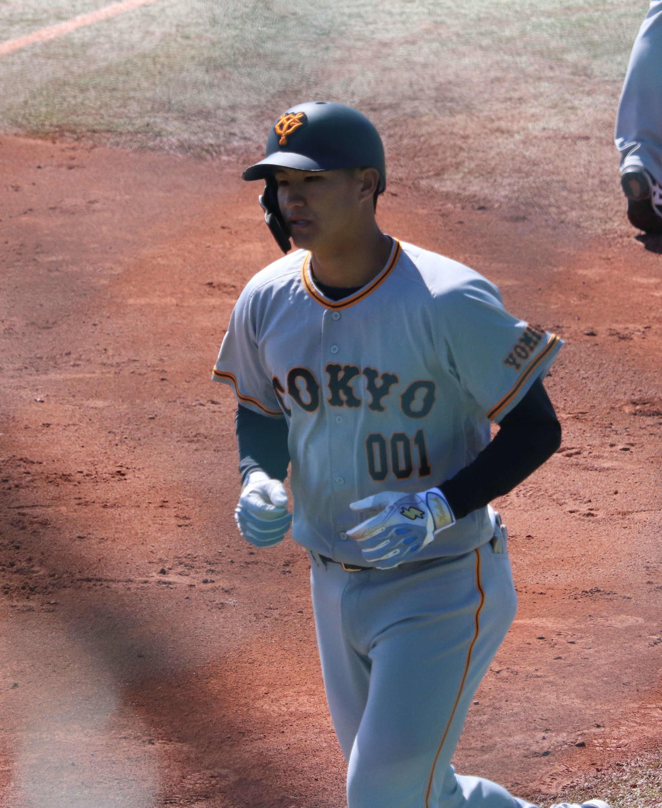 巨人対ヤクルト　2回表巨人1死一、二塁、右翼へ3ラン本塁打を放ち、ダイヤモンドを一周した育成ドラフト12位の加藤廉（撮影・小早川宗一郎）