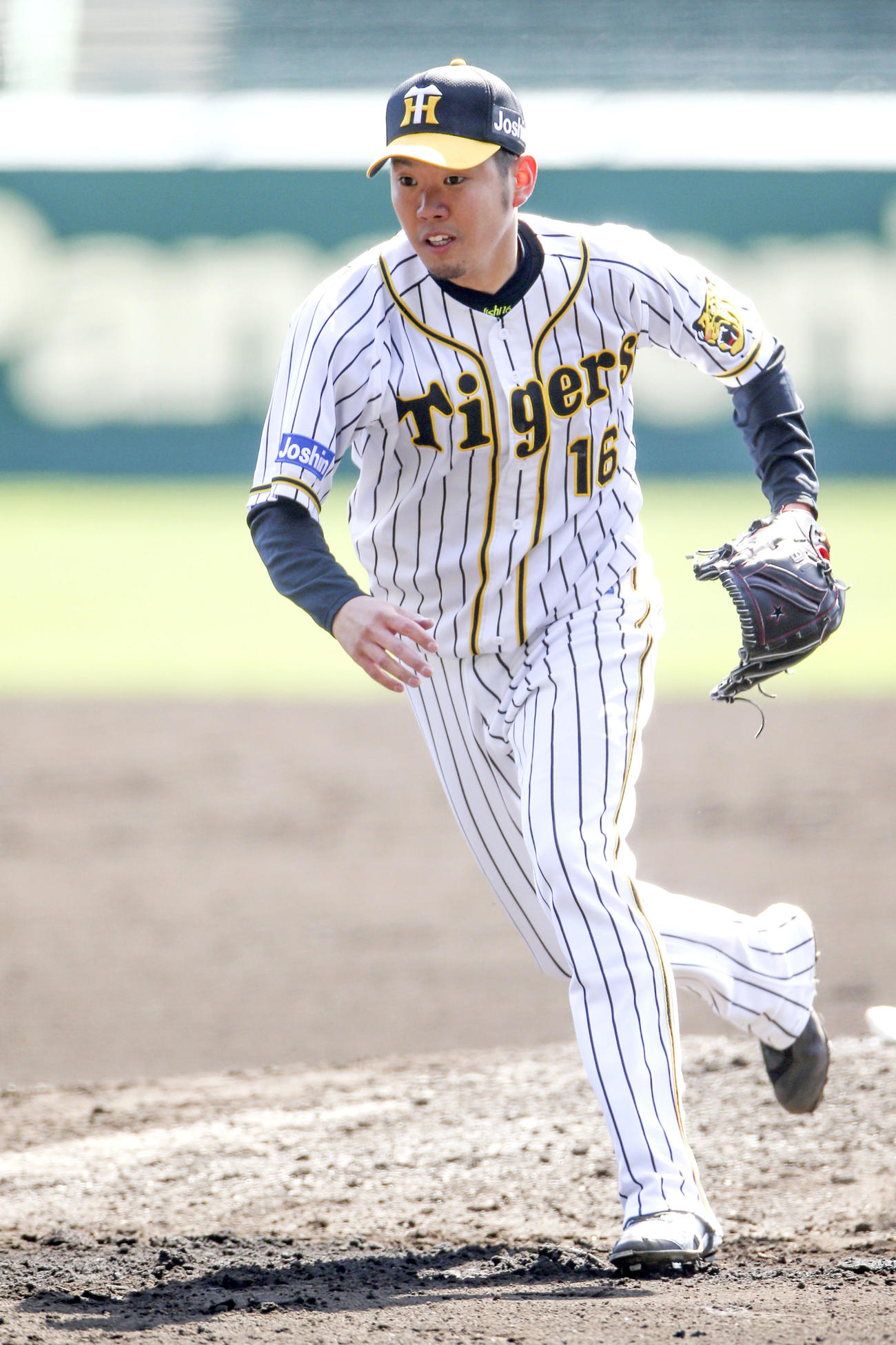 投内連係でマウンドから駆け出す西勇（撮影・上山淳一）