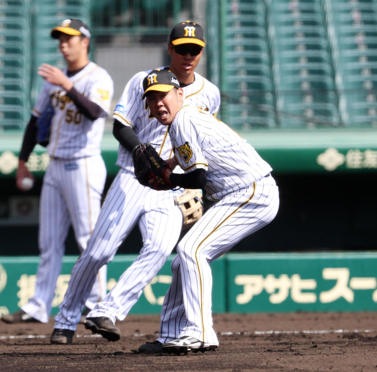 甲子園での練習に合流し投内連係プレーをする阪神西勇輝（撮影・加藤哉）