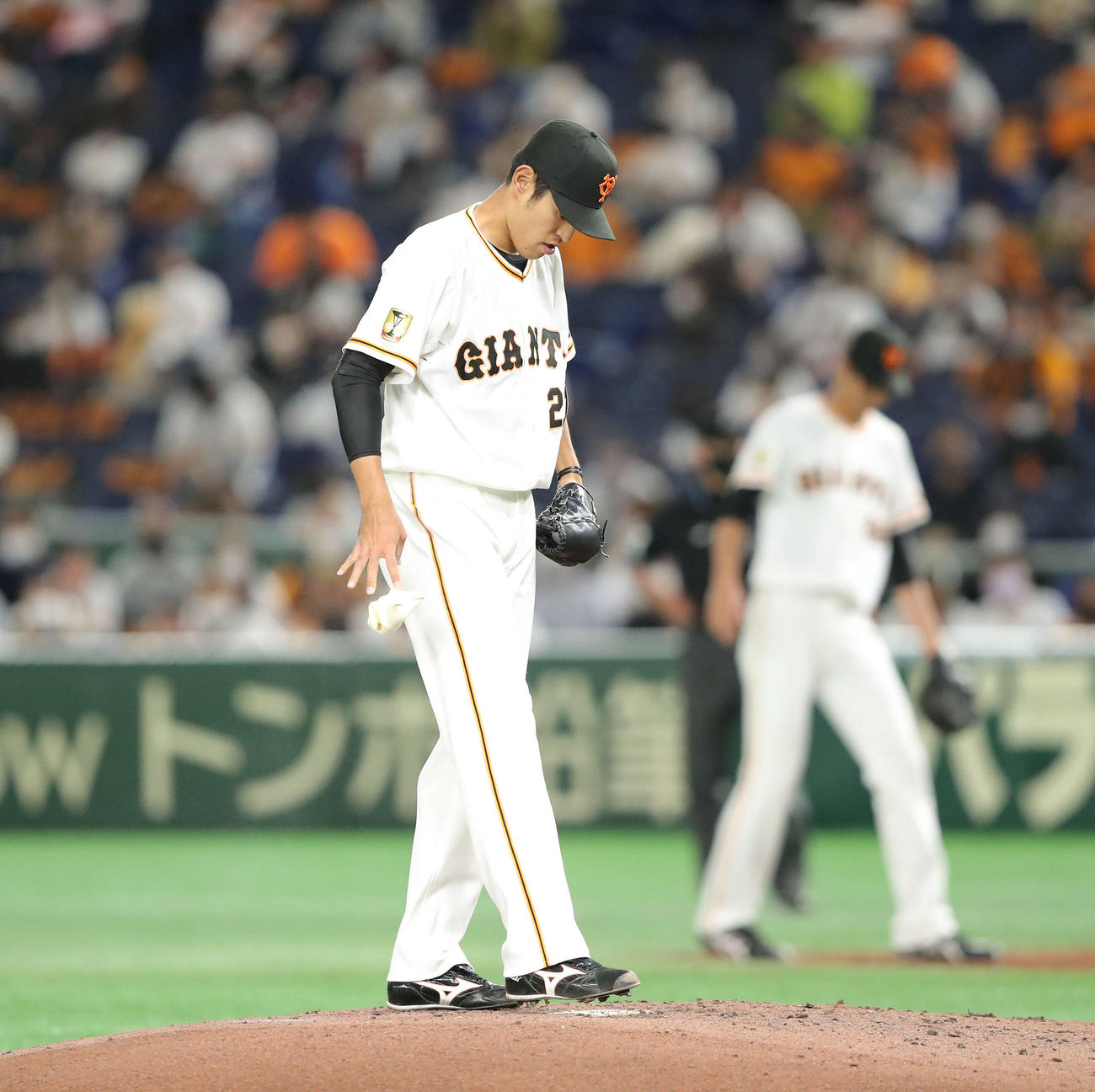 巨人対ヤクルト　3回表、マウンドに上がり、プレートを確認する井納（撮影・河田真司）