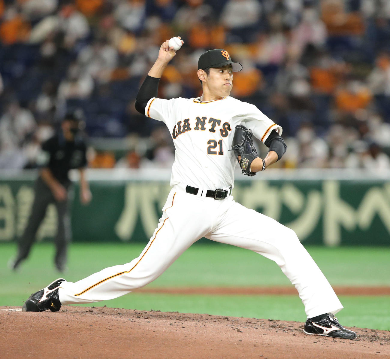 巨人対ヤクルト　3回表から登板する井納（撮影・河田真司）