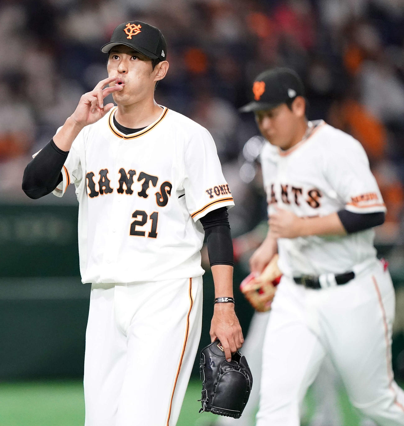 巨人対ヤクルト　5回表終了後、ベンチに引き揚げる巨人2番手の井納（撮影・江口和貴）