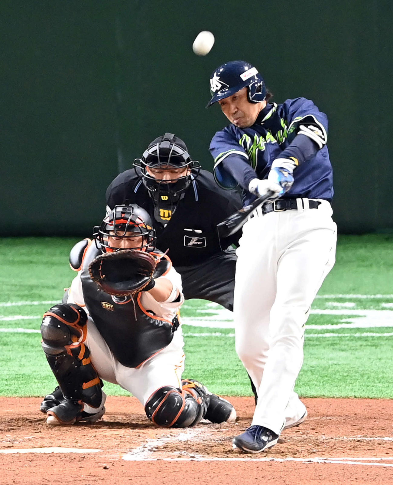 巨人対ヤクルト　5回表ヤクルト無死、左越えに先制のソロ本塁打を放つ内川（撮影・たえ見朱実）