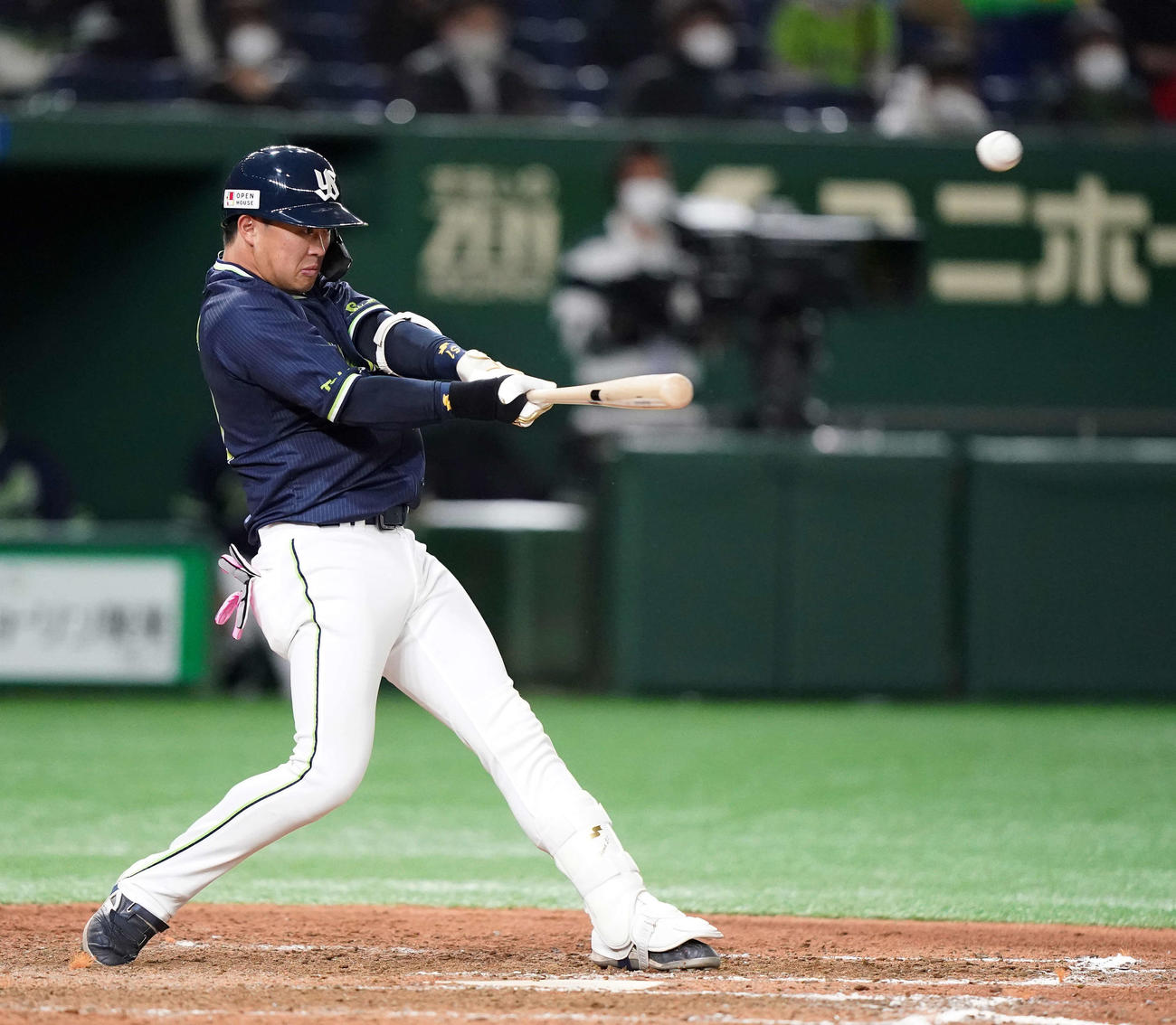 巨人対ヤクルト　8回表ヤクルト2死一、二塁、左中間に3点本塁打を放つ浜田（撮影・江口和貴）