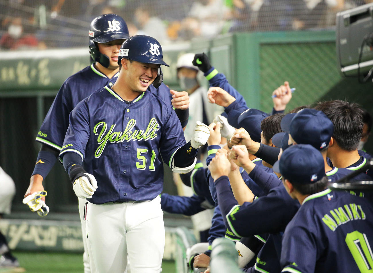 巨人対ヤクルト　8回表ヤクルト2死一、二塁、左中間に3点本塁打を放ち、ナインに迎えられる浜田と一緒に生還した村上（奥）（撮影・河田真司）