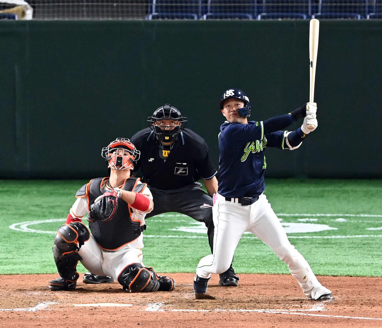 巨人対ヤクルト　8回表ヤクルト2死一、二塁、左越えに3点本塁打を放つ浜田（撮影・たえ見朱実）