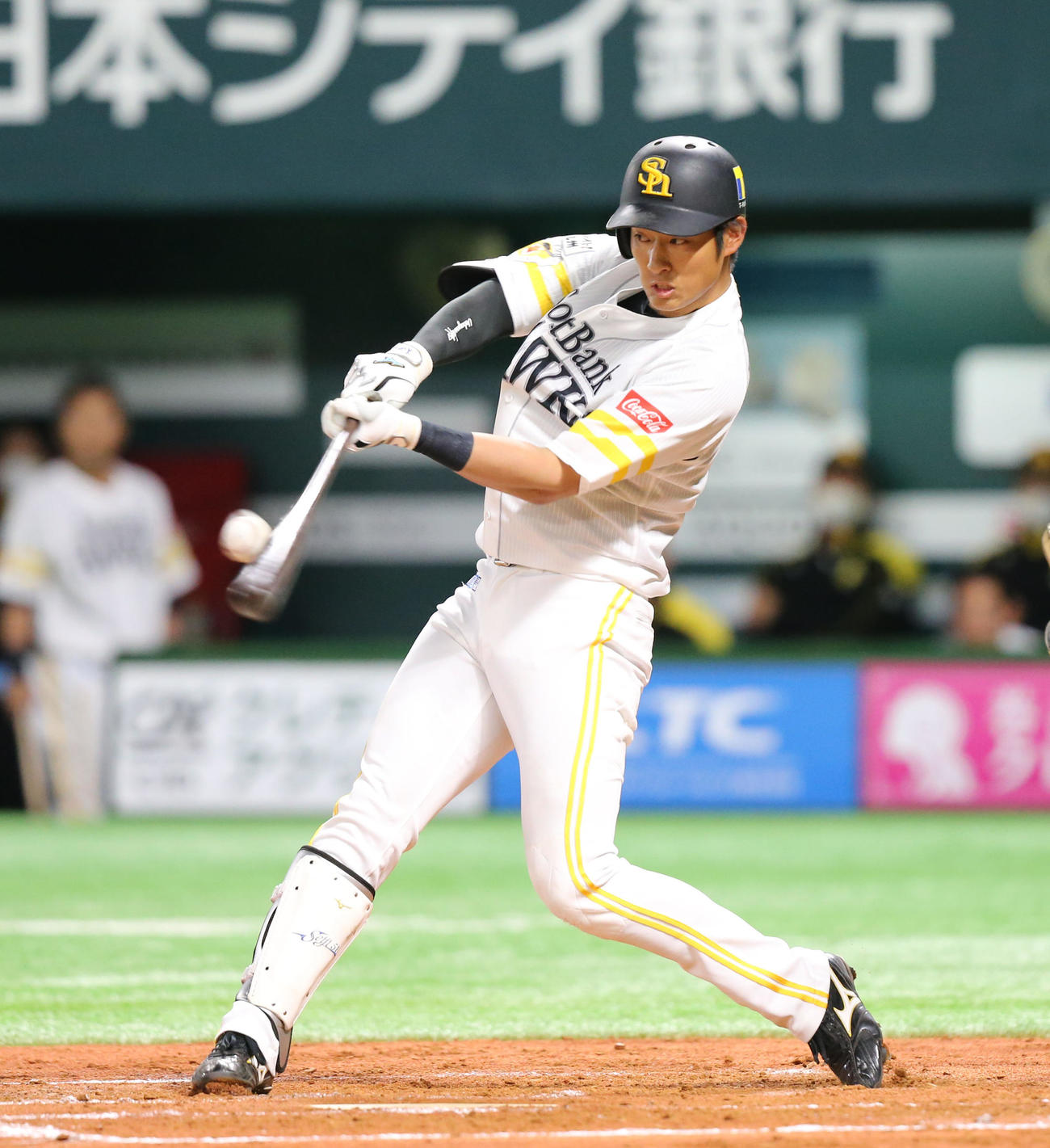 ソフトバンク対中日　2回裏ソフトバンク2死二塁、上林は右越え2点本塁打を放つ（撮影・屋方直哉）