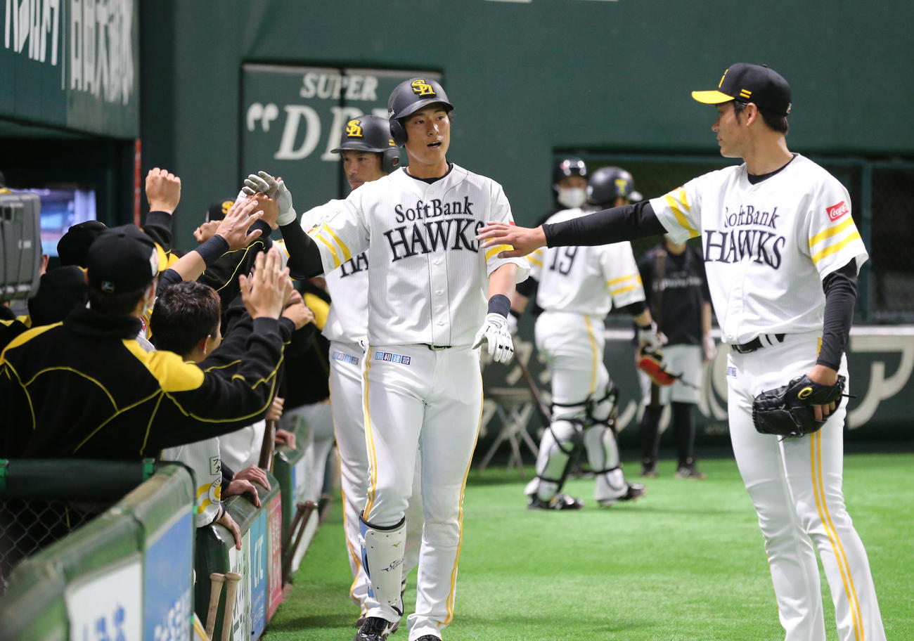 ソフトバンク対中日　2回裏ソフトバンク2死二塁、上林は右越えに先制となる2点本塁打を放ちベンチのナインとタッチを交わす（撮影・梅根麻紀）