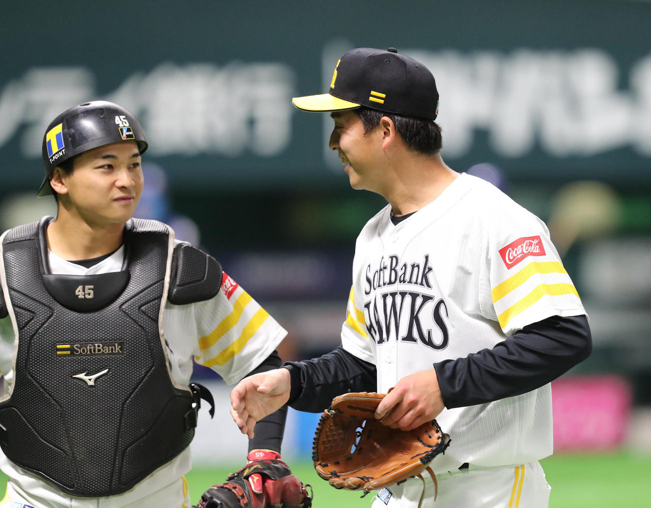 ソフトバンク対中日　3番手として登板した大関友久は1イニングを投げ無安打と好投、笑顔。左は谷川原健太（撮影・梅根麻紀）