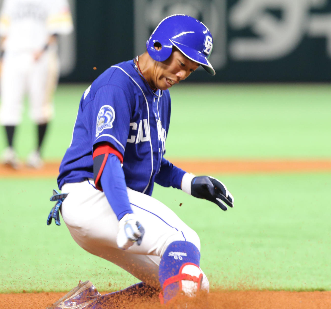 ソフトバンク対中日　5回表中日2死、岡林は右越え三塁打を放ち滑り込む（撮影・屋方直哉）
