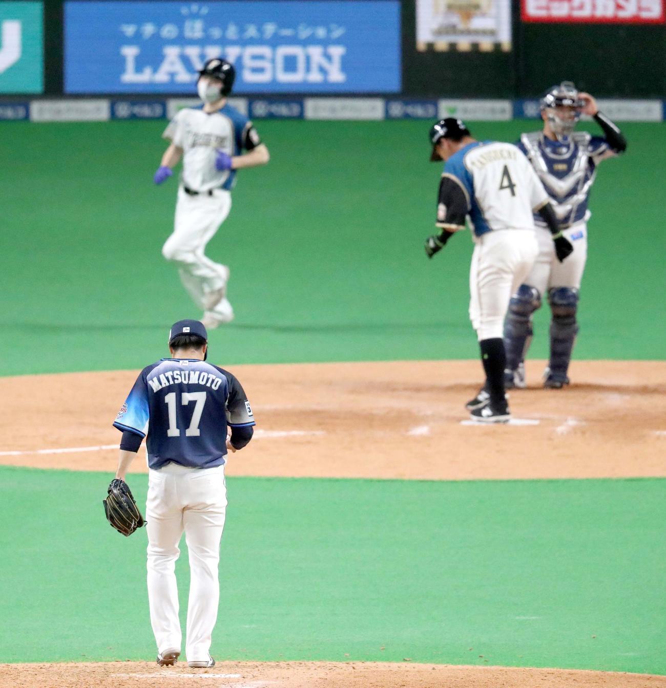 日本ハム対西武　4回裏日本ハム2死満塁、中島に押し出しとなる四球を与える西武松本（撮影・佐藤翔太）