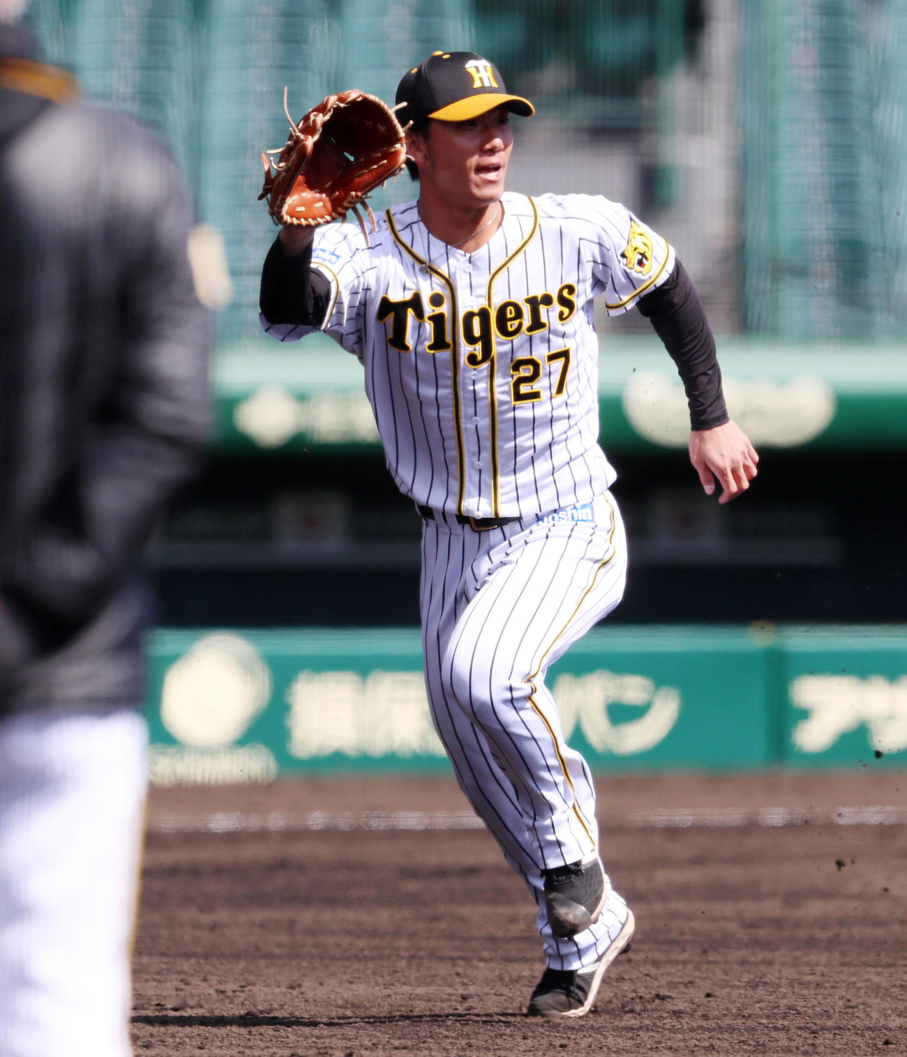 投内連係を行う伊藤将（撮影・加藤哉）