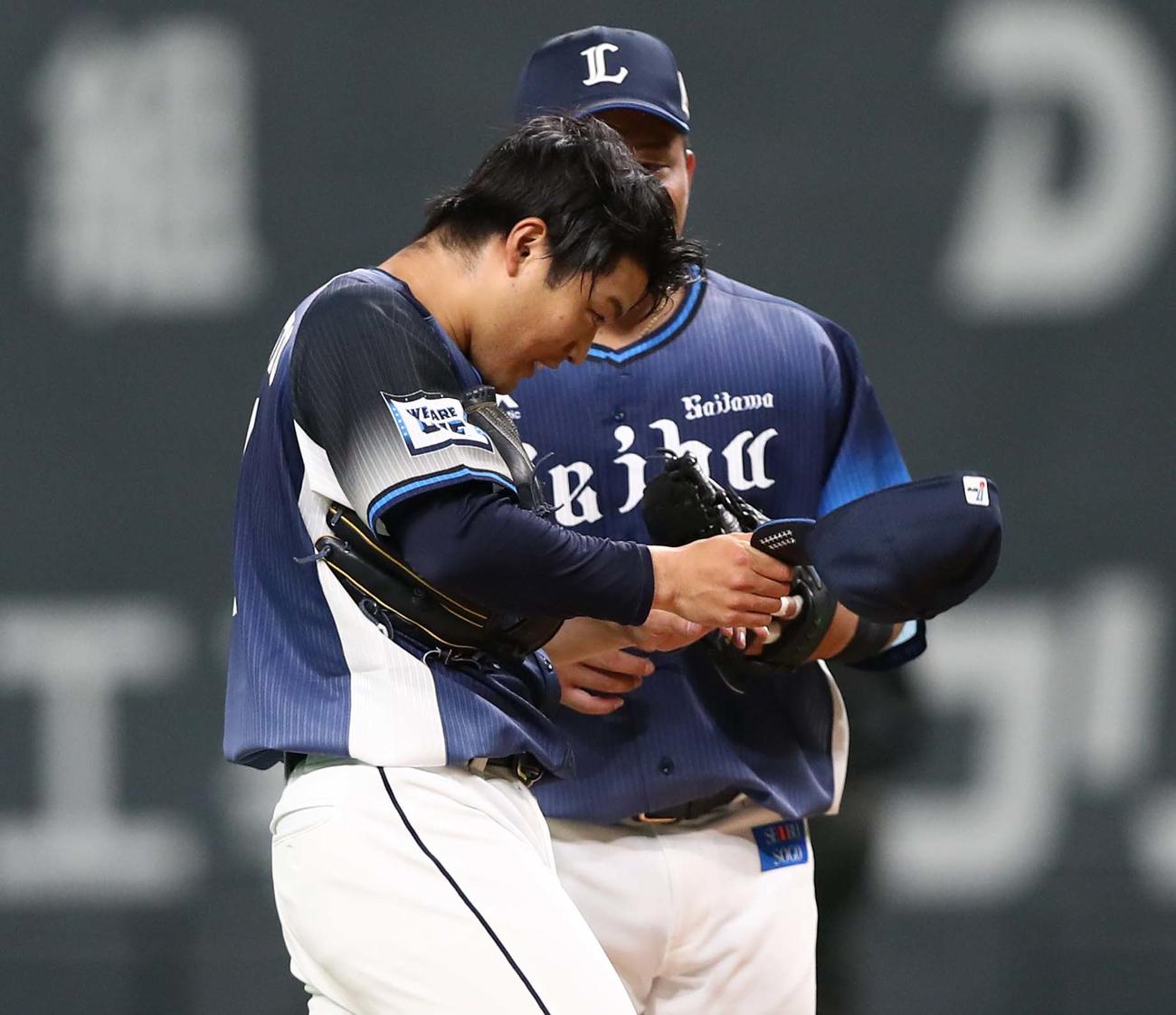 日本ハム対西武　4回裏、途中降板する松本（撮影・黒川智章）