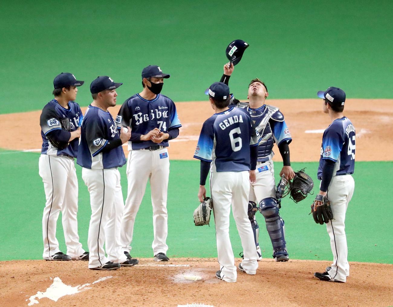 日本ハム対西武　4回裏日本ハム2死満塁、中島に押し出しとなる四球を与えマウンドに集まる西武ナイン（撮影・佐藤翔太）