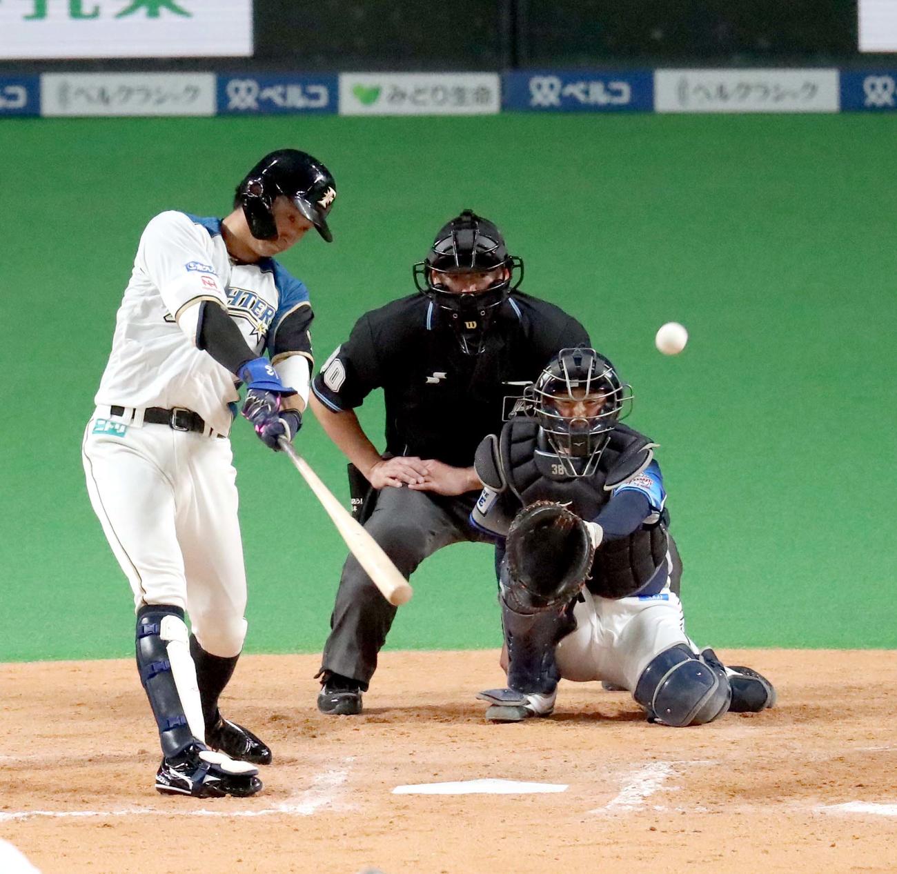 日本ハム対西武　8回裏日本ハム1死、浅間は二塁打を放つ（撮影・佐藤翔太）