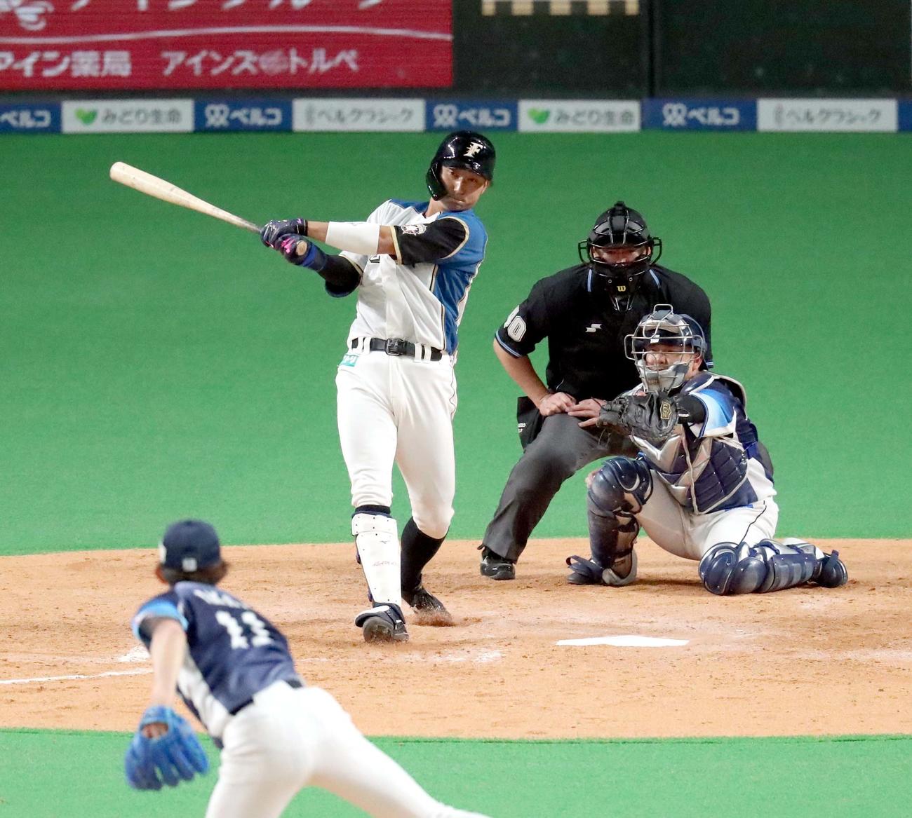 日本ハム対西武　5回裏日本ハム無死満塁、浅間は中犠飛を放つ（撮影・佐藤翔太）