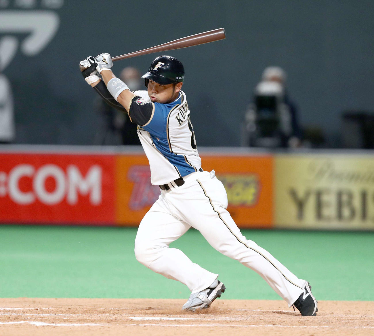 日本ハム対西武　4回裏日本ハム2死満塁、左前2点適時打を放つ近藤（撮影・黒川智章）