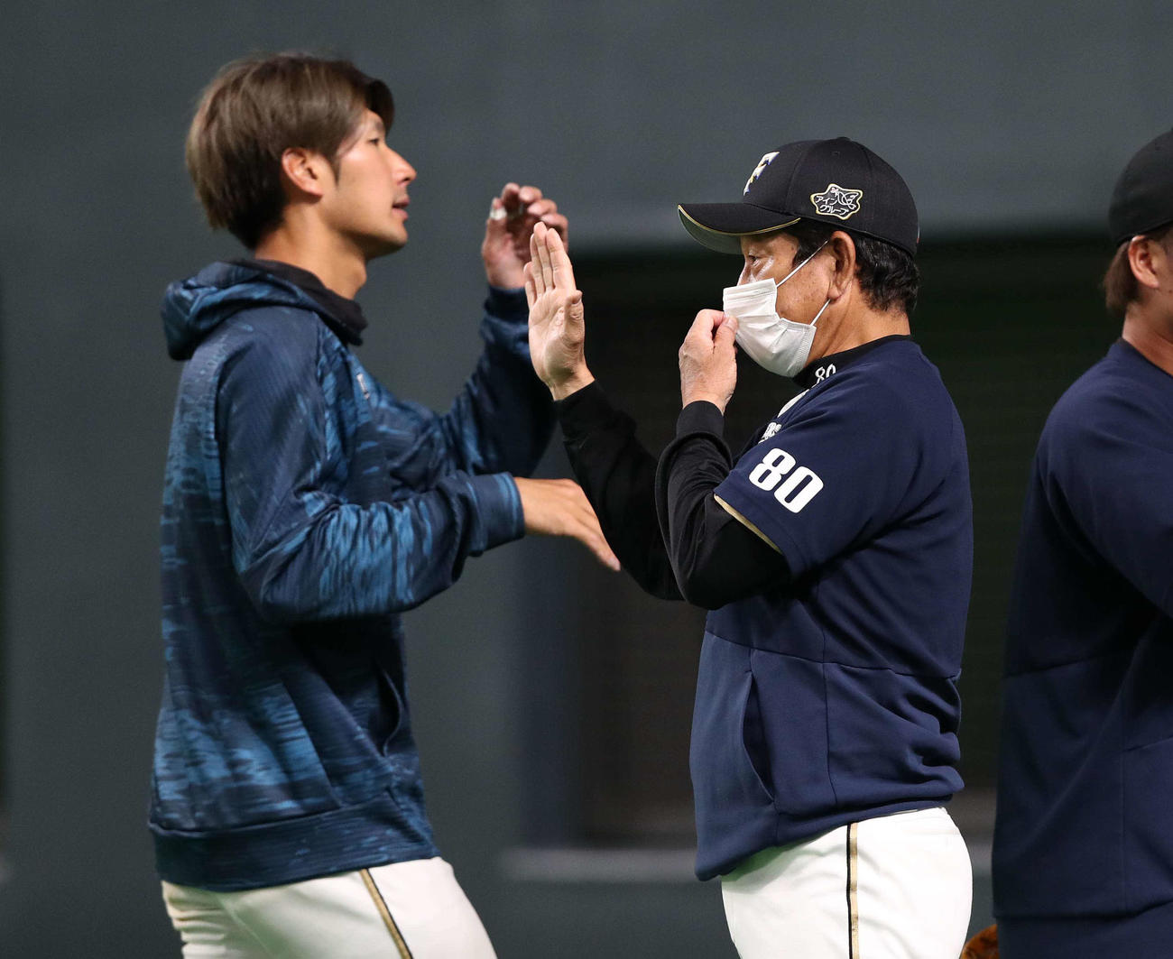 日本ハム対西武　試合後、選手を出迎える栗山監督（撮影・黒川智章）