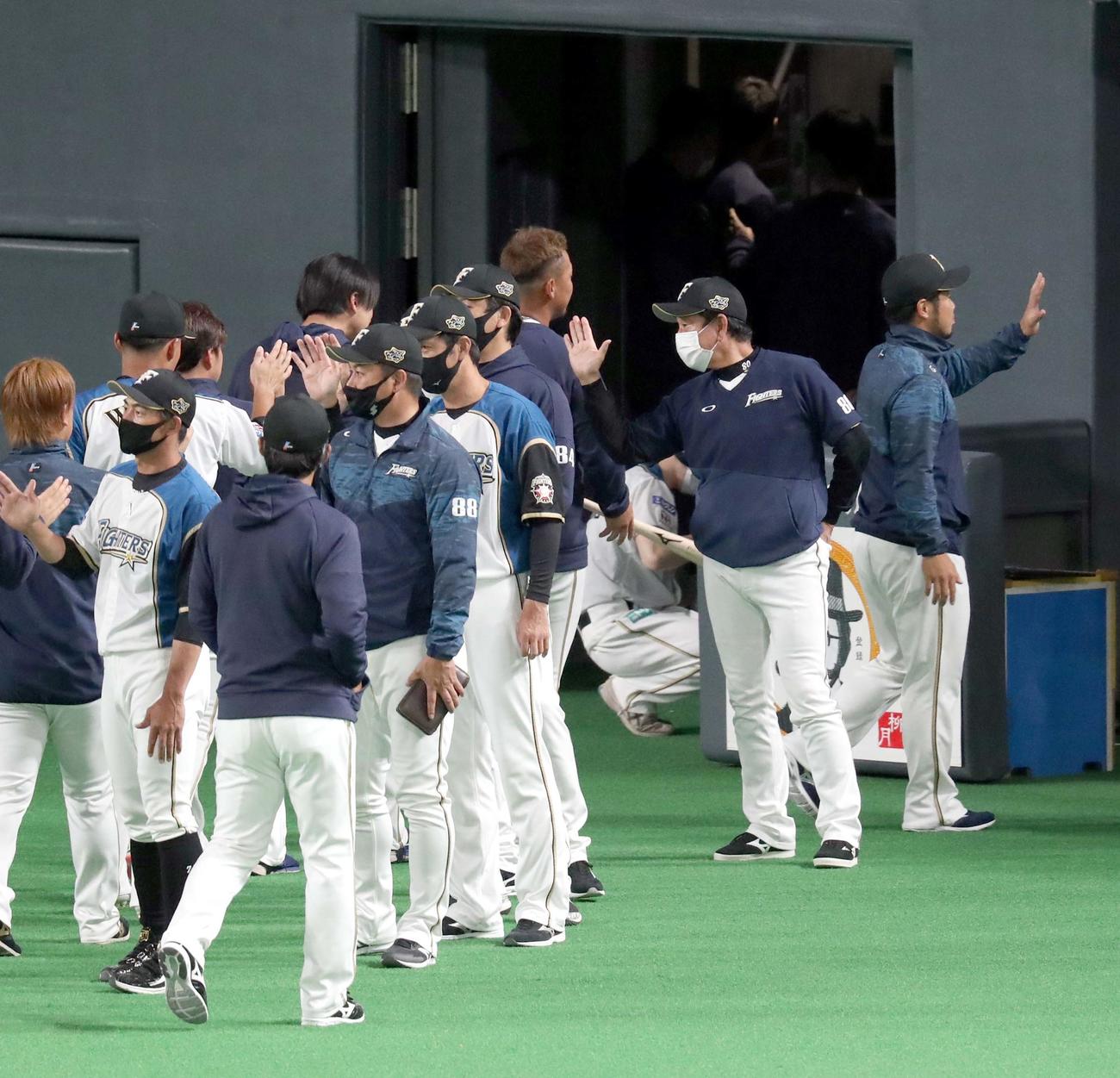 日本ハム対西武　日本ハム上沢直之を出迎える栗山監督（右から2人目）（撮影・佐藤翔太）