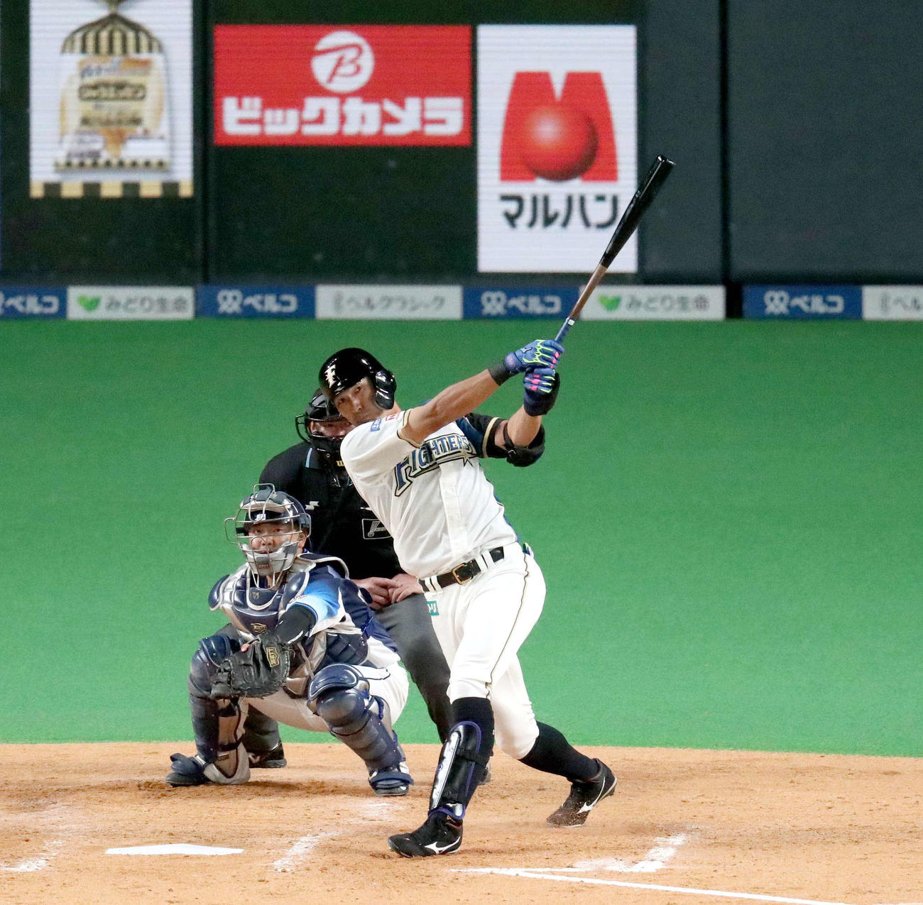 日本ハム対西武　4回裏日本ハム1死、大田はフェンス直撃の二塁打を放つ（撮影・佐藤翔太）
