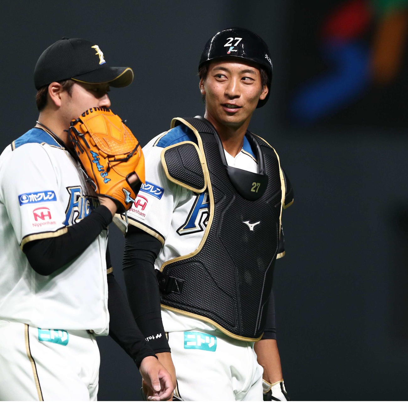 日本ハム対西武　7回表、引き揚げる堀（左）と話す古川（撮影・黒川智章）
