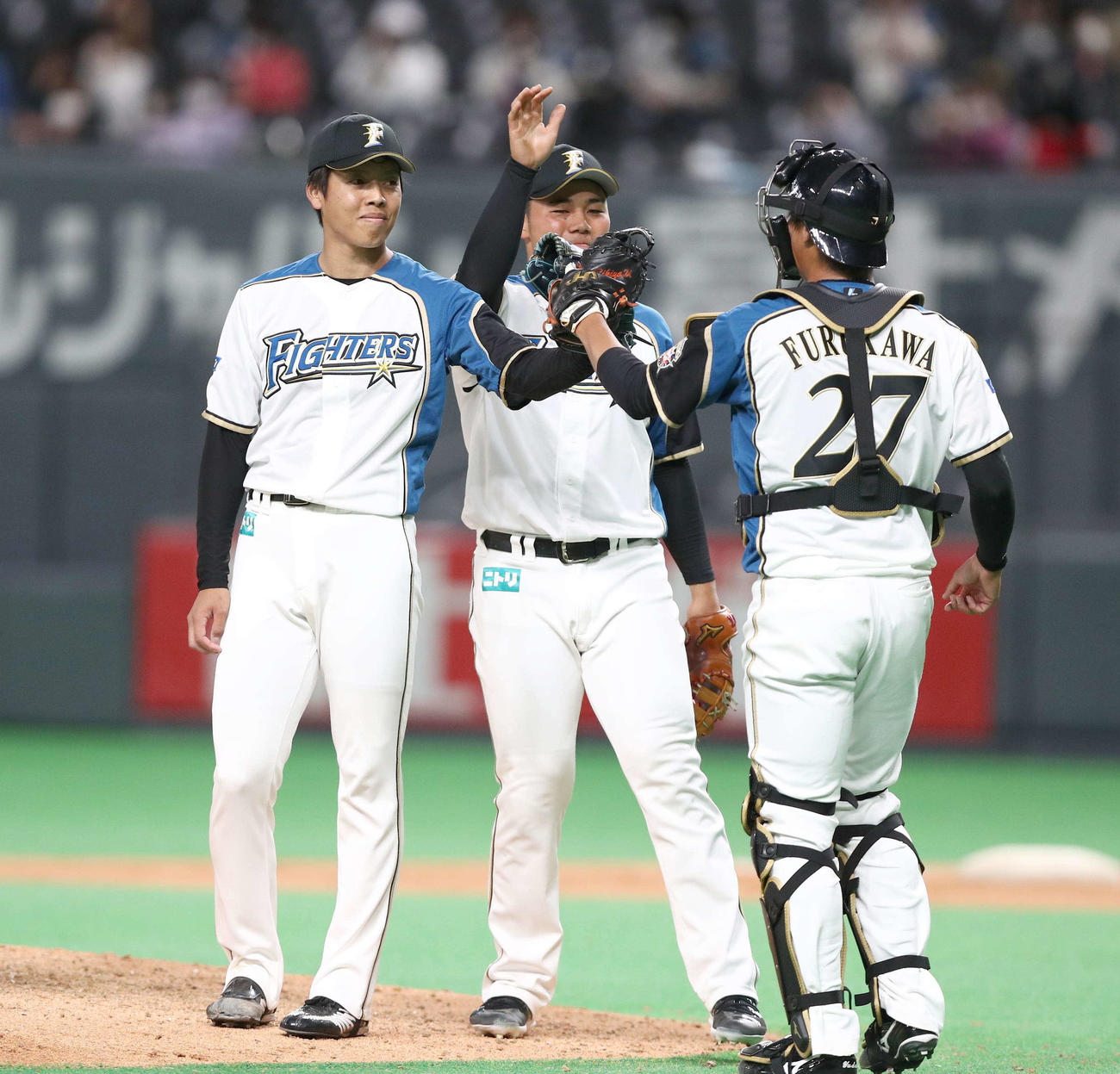 日本ハム対西武　試合後、古川（右）とタッチする杉浦（左）（撮影・黒川智章）