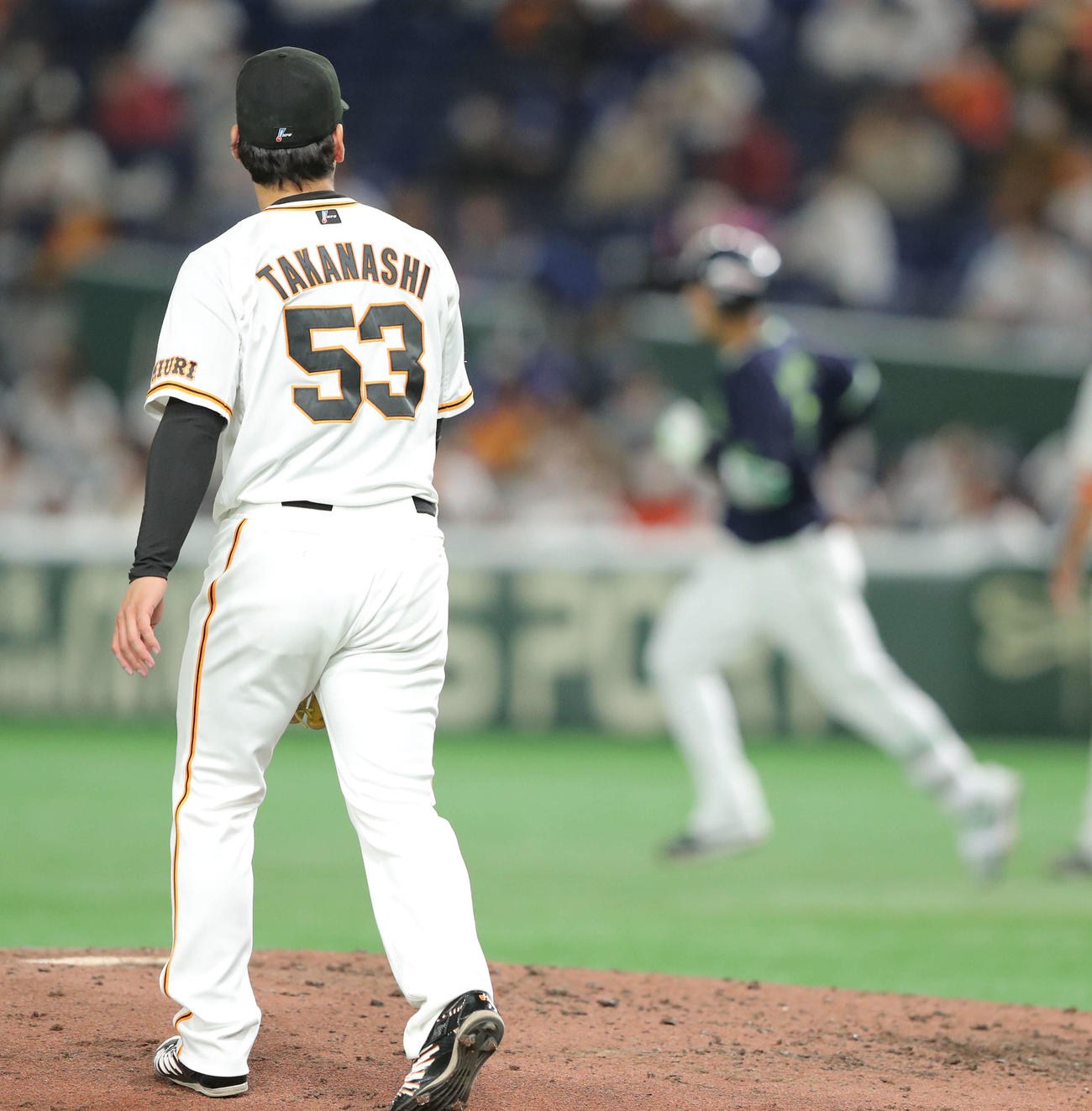 巨人対ヤクルト　7回表ヤクルト2死、西浦（右）に左越えソロ本塁打浴びる巨人4番手の高梨（撮影・河田真司）