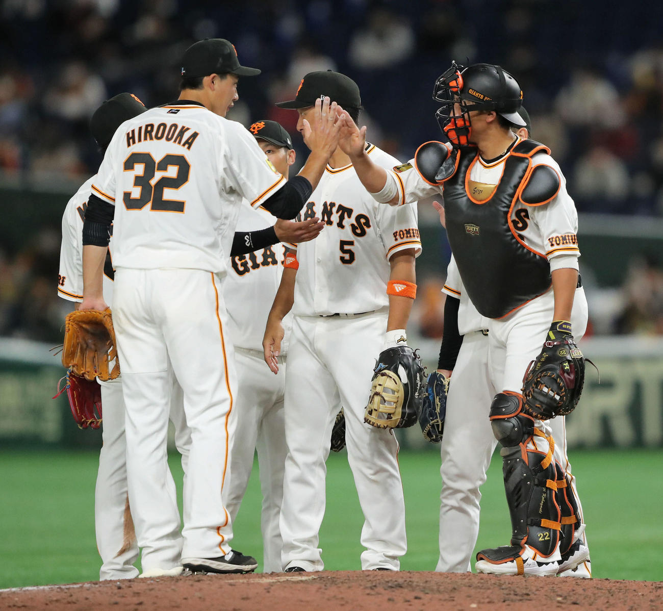 巨人対ヤクルト　ヤクルトに勝利し、マウンドで小林（右）とハイタッチする広岡（撮影・河田真司）