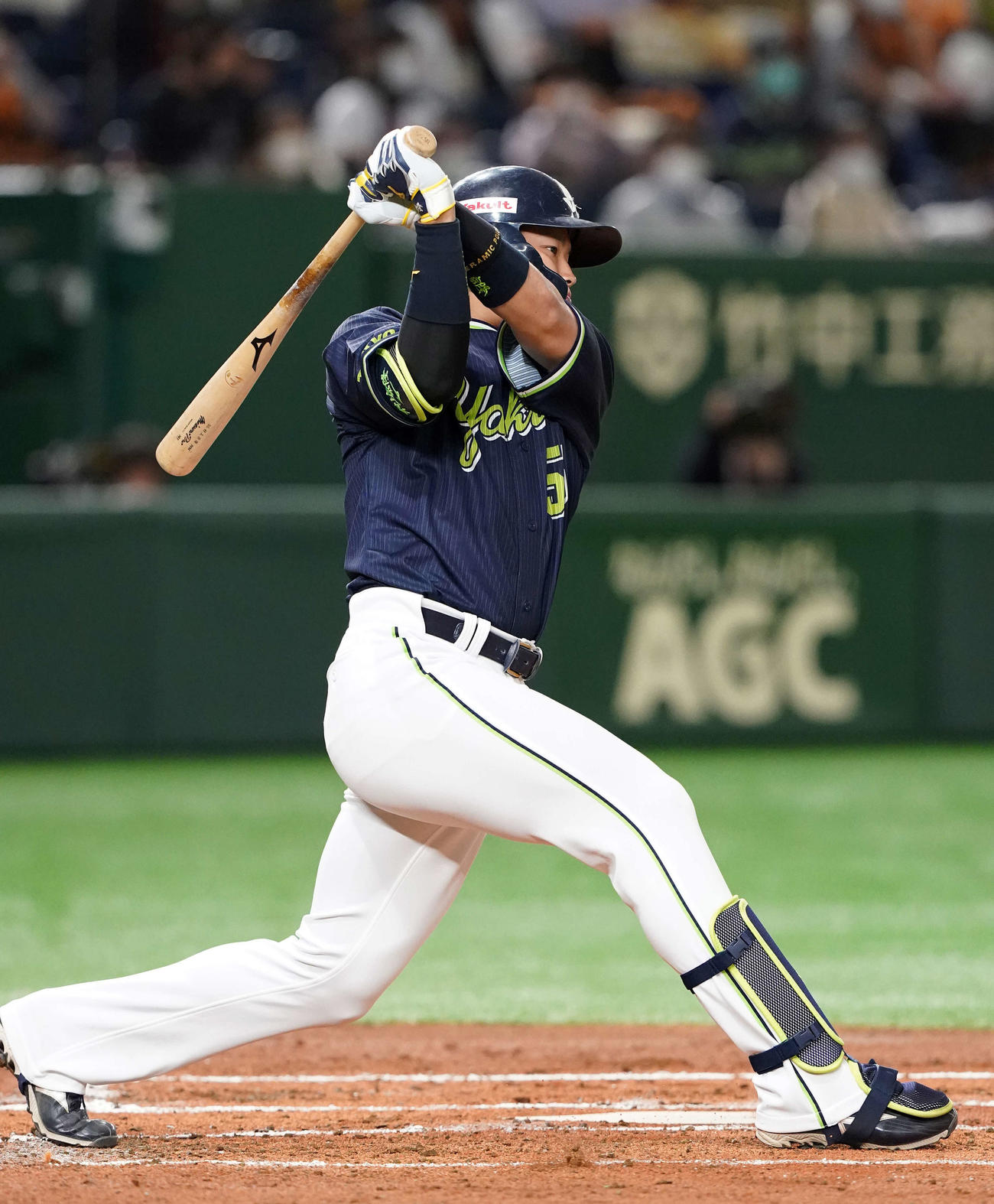 巨人対ヤクルト　2回表ヤクルト無死、右前打を放つ村上（撮影・江口和貴）