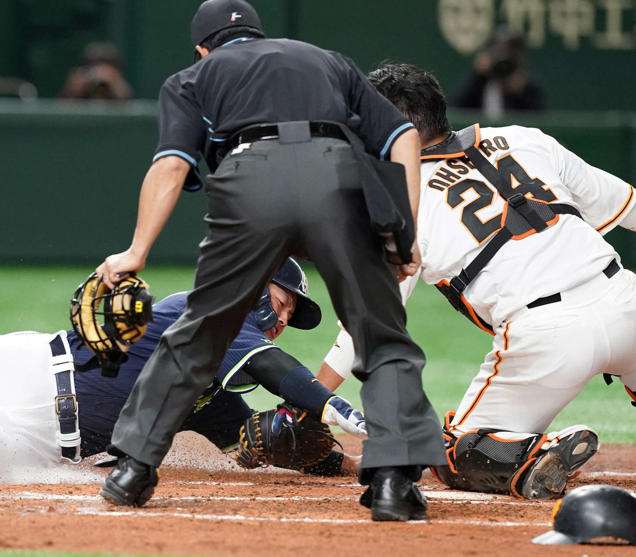 巨人対ヤクルト　2回表ヤクルト2死一、三塁、重盗で生還を狙うもタッチアウトとなる三塁走者の村上（左）。捕手大城（撮影・江口和貴）