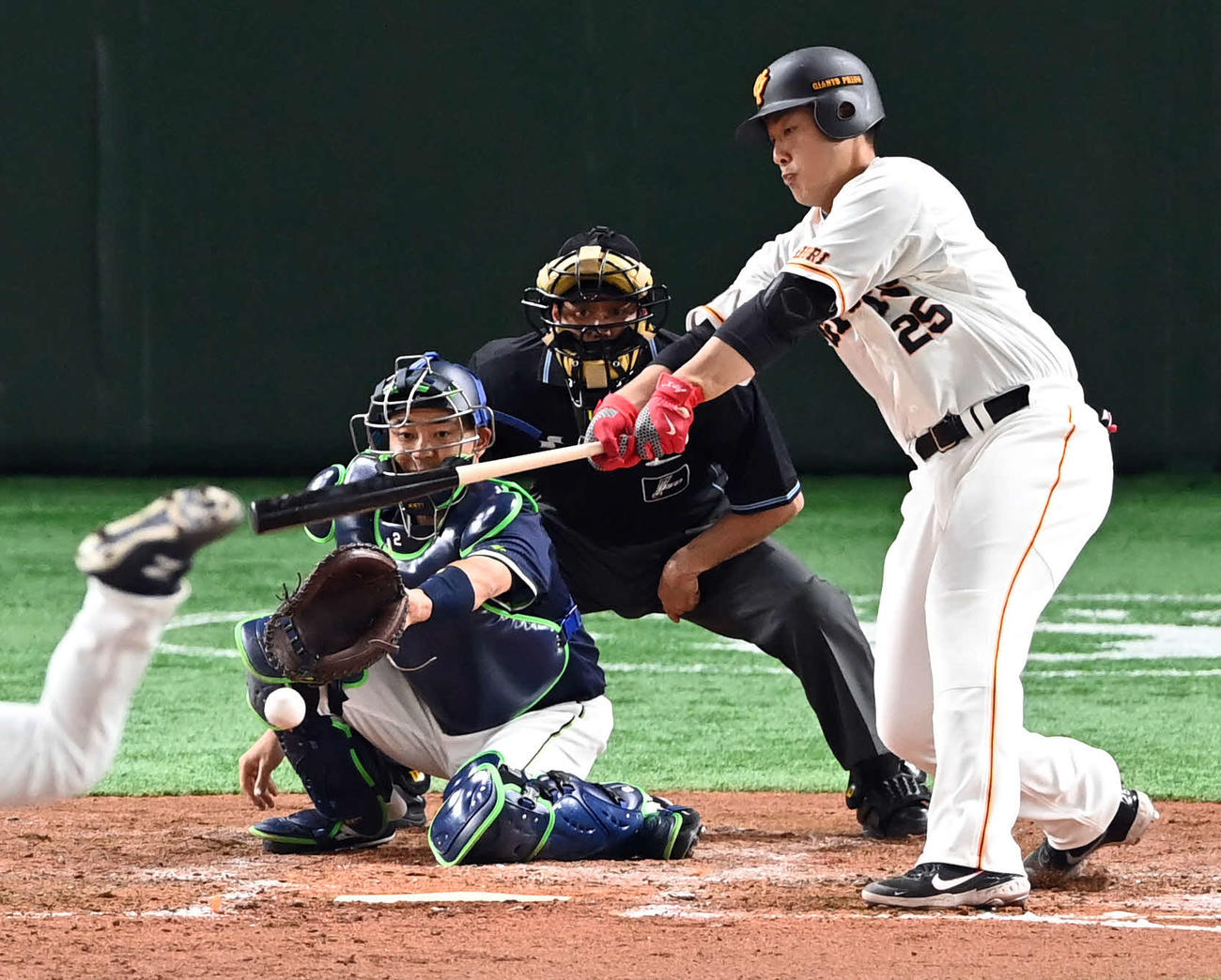 巨人対ヤクルト　3回裏巨人1死一、二塁、中前に適時打を放つ岡本和（撮影・たえ見朱実）