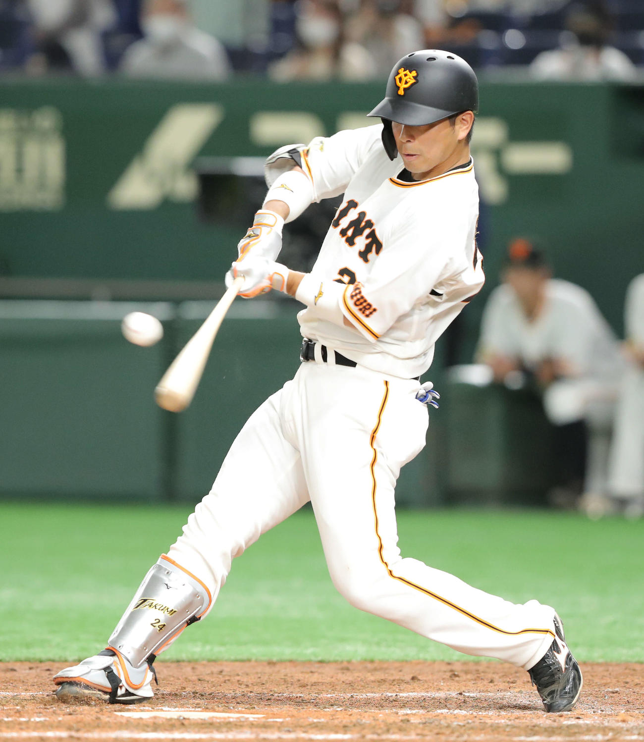 巨人対ヤクルト　3回裏巨人1死一、三塁、右前適時打を放つ大城（撮影・河田真司）
