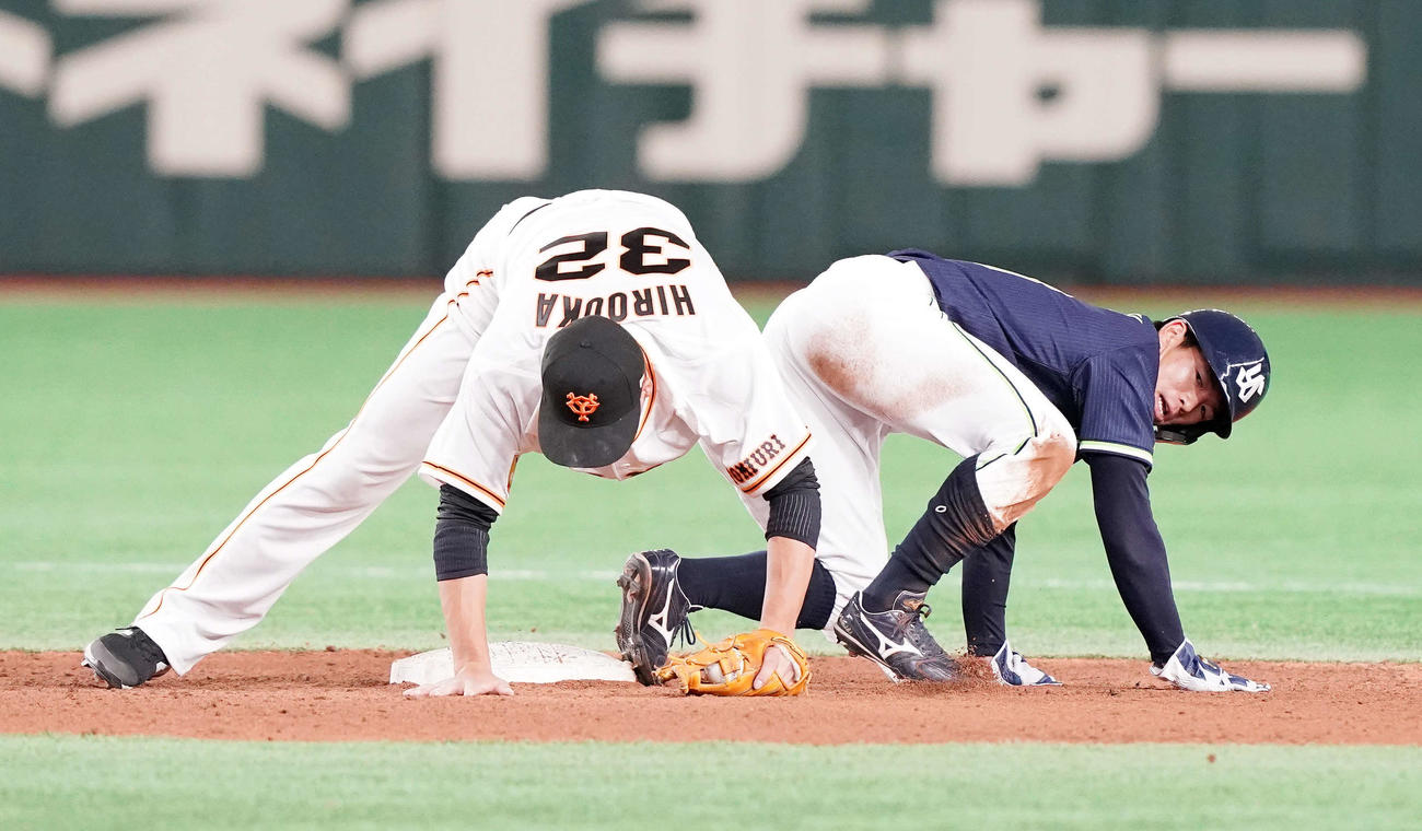 巨人対ヤクルト　4回表ヤクルト無死一塁、二塁盗塁失敗する並木（右）（撮影・江口和貴）