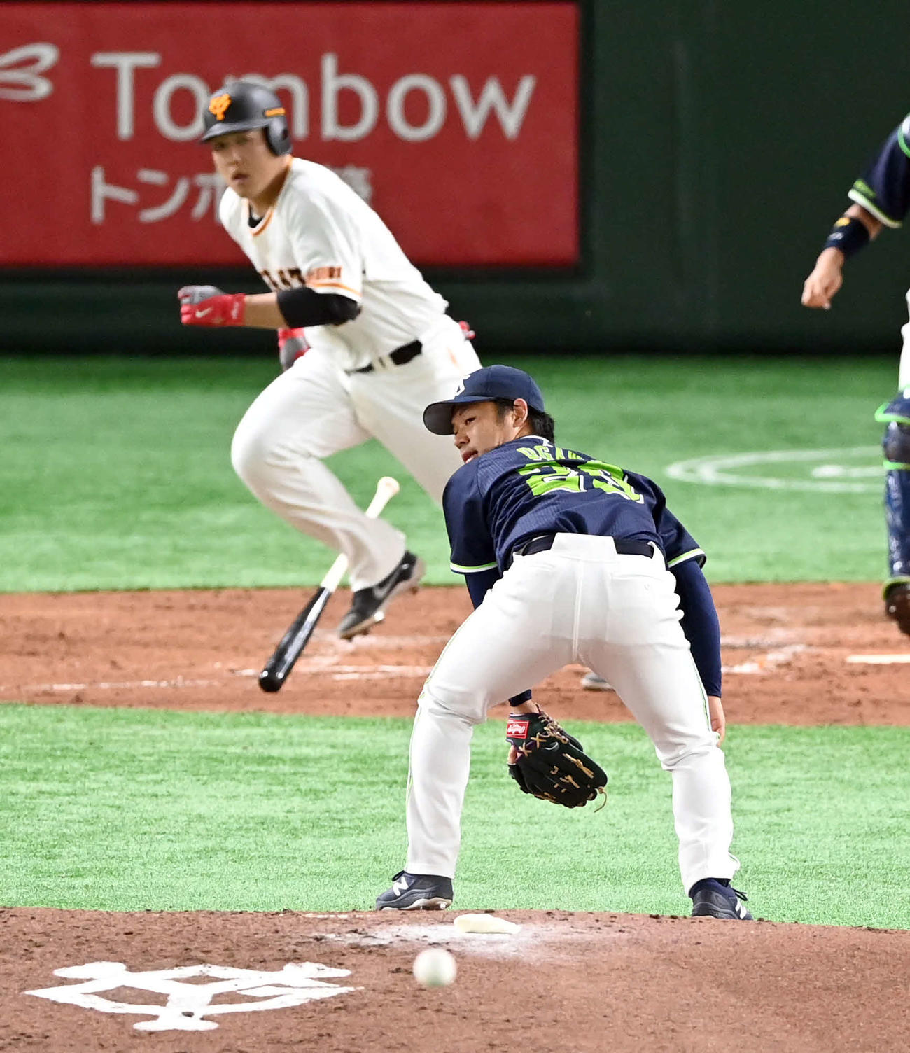 巨人対ヤクルト　3回裏巨人1死一、二塁、岡本和に適時打を放たれ先制を許す小川（撮影・たえ見朱実）