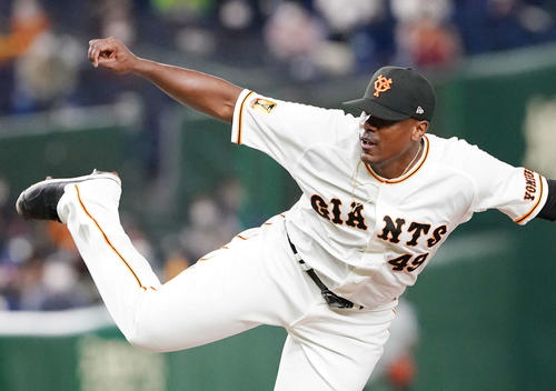 巨人対ヤクルト　巨人3番手のビエイラ（撮影・江口和貴）