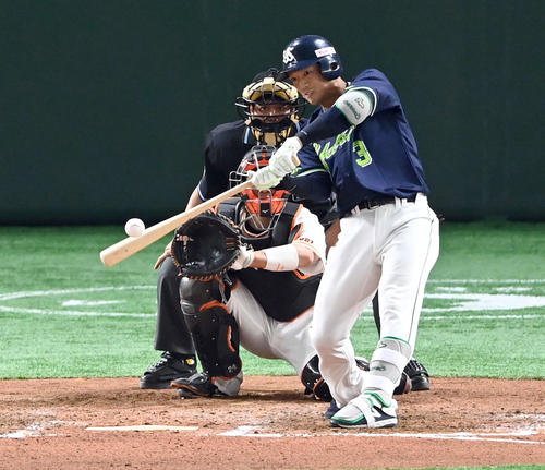 巨人対ヤクルト　7回表ヤクルト2死、左越えにソロ本塁打を放つ西浦（撮影・たえ見朱実）