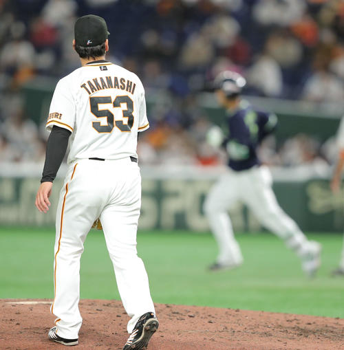 巨人対ヤクルト　7回表ヤクルト2死、西浦（右）に左越えソロ本塁打浴びる巨人4番手の高梨（撮影・河田真司）