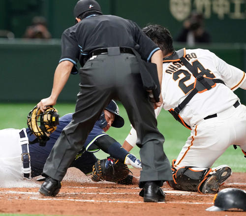 巨人対ヤクルト　2回表ヤクルト2死一、三塁、重盗で生還を狙うもタッチアウトとなる三塁走者の村上（左）。捕手大城（撮影・江口和貴）