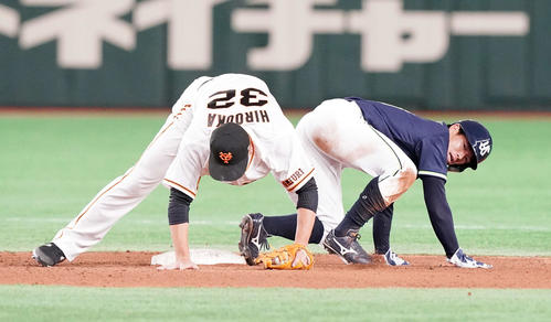 巨人対ヤクルト　4回表ヤクルト無死一塁、二塁盗塁失敗する並木（右）（撮影・江口和貴）