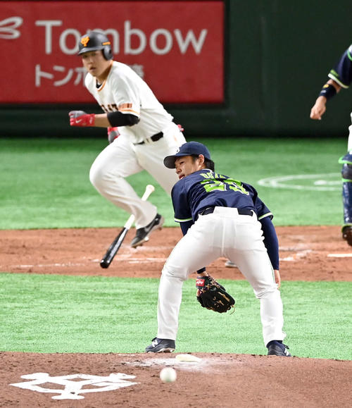 巨人対ヤクルト　3回裏巨人1死一、二塁、岡本和に適時打を放たれ先制を許す小川（撮影・たえ見朱実）