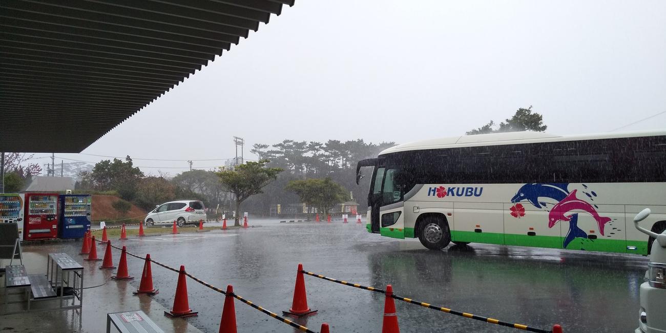 阪神青柳がバスで到着した瞬間から、曇りだった宜野座は豪雨に