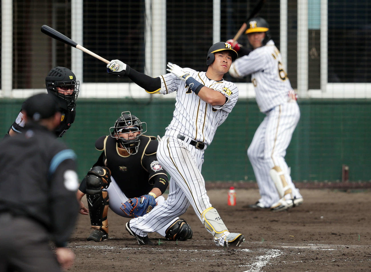 練習試合　阪神対日本ハム　本塁打を放つ佐藤輝明