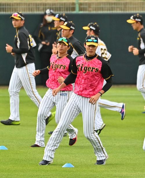 一日主将をつとめる北條史也（中央）と藤浪晋太郎