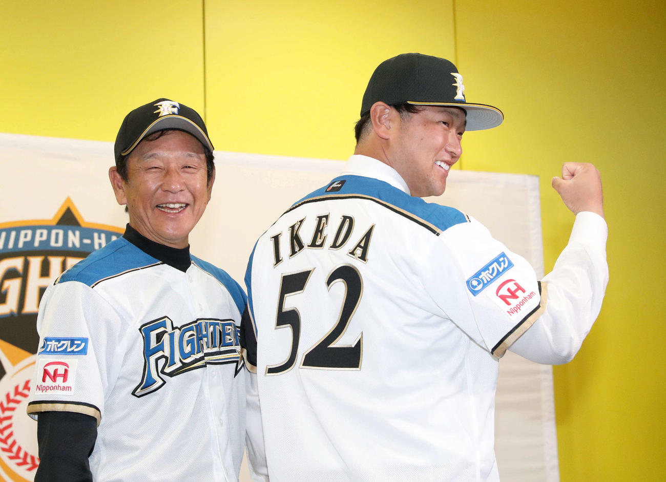 日本ハム栗山監督（左）と笑顔で撮影に応じる池田（撮影・佐藤翔太）