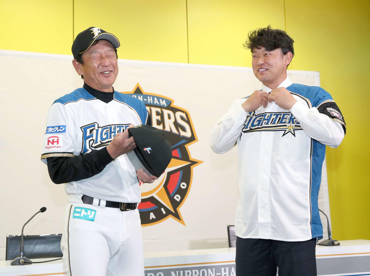 日本ハム栗山監督（左）と談笑する池田（撮影・佐藤翔太）