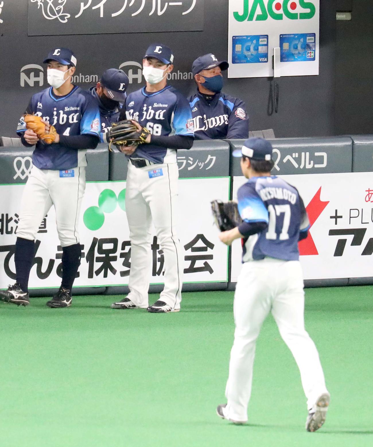 3日の日本ハム対西武　4回裏日本ハム2死満塁、中島に押し出しとなる四球を与え降板する西武松本（右手前）。右奥は辻監督（撮影・佐藤翔太）