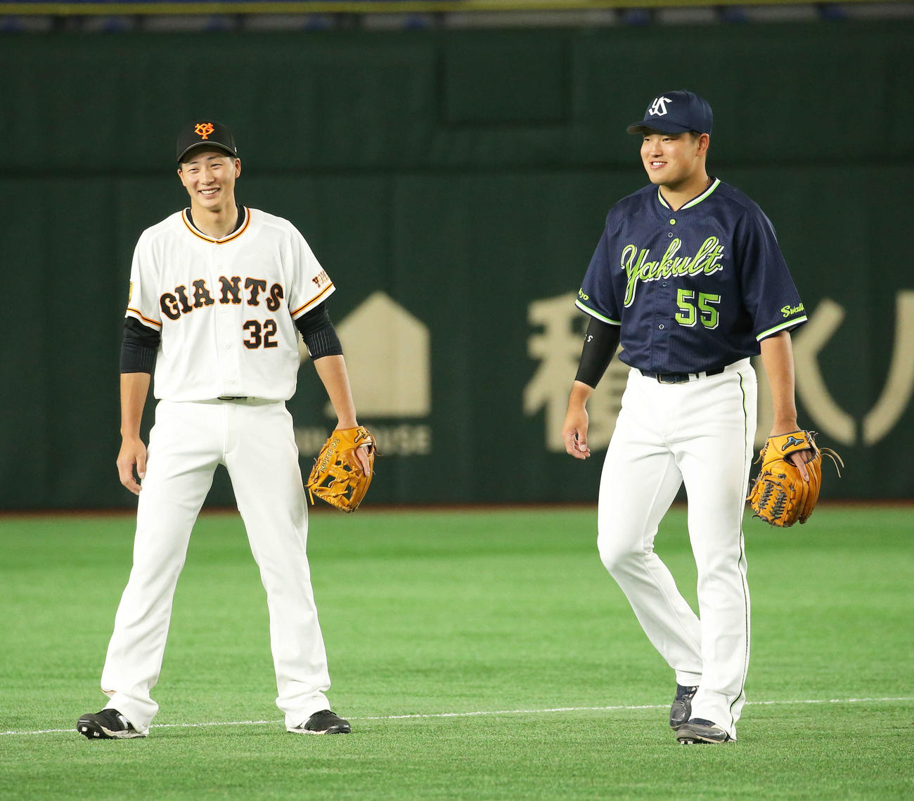 試合前、巨人広岡（左）と笑顔で言葉を交わすヤクルト村上（撮影・河田真司）